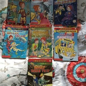 7 Scholastic Magic School Bus Adventure Book Set